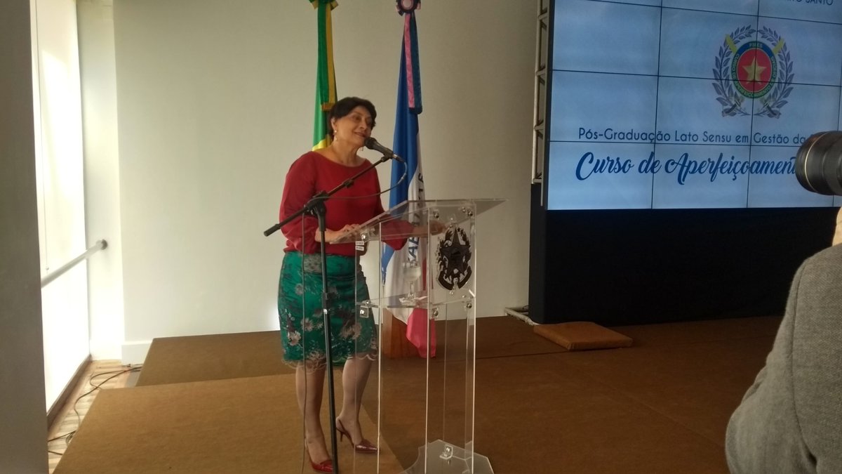 Professora causa emoção ao falar de paz social, fim das desigualdades e defesa dos direitos humanos, em solenidade da PM