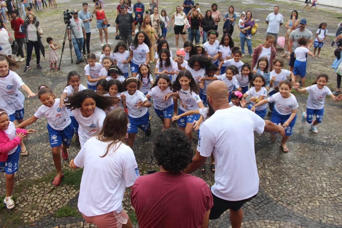 Projeto ‘Todos pela Natação: Só Para Elas’ é lançado com entrega de materiais para as jovens atletas