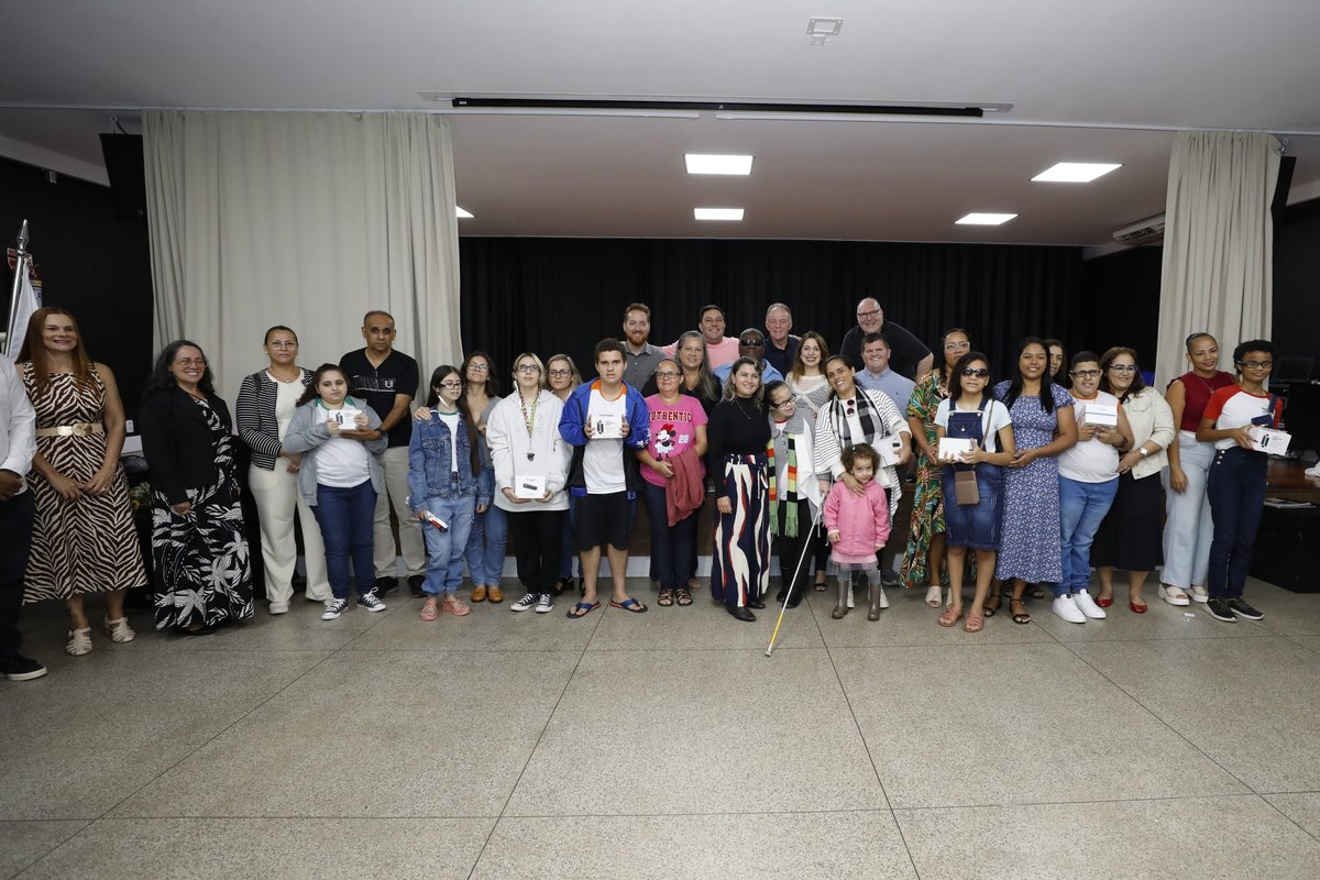 Emoção marca entrega de óculos inteligentes para alunos com deficiência visual no Espírito Santo