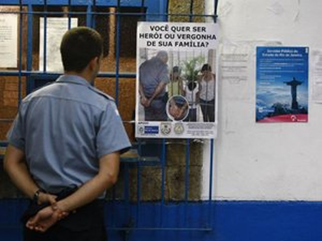 PM do Rio espalha cartazes para combater desvios de conduta de policiais