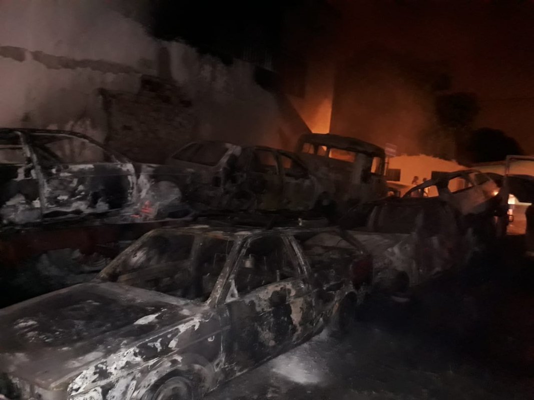 Oito carros apreendidos são incendiados por bandidos em pátio de Delegacia de Polícia no Espírito Santo