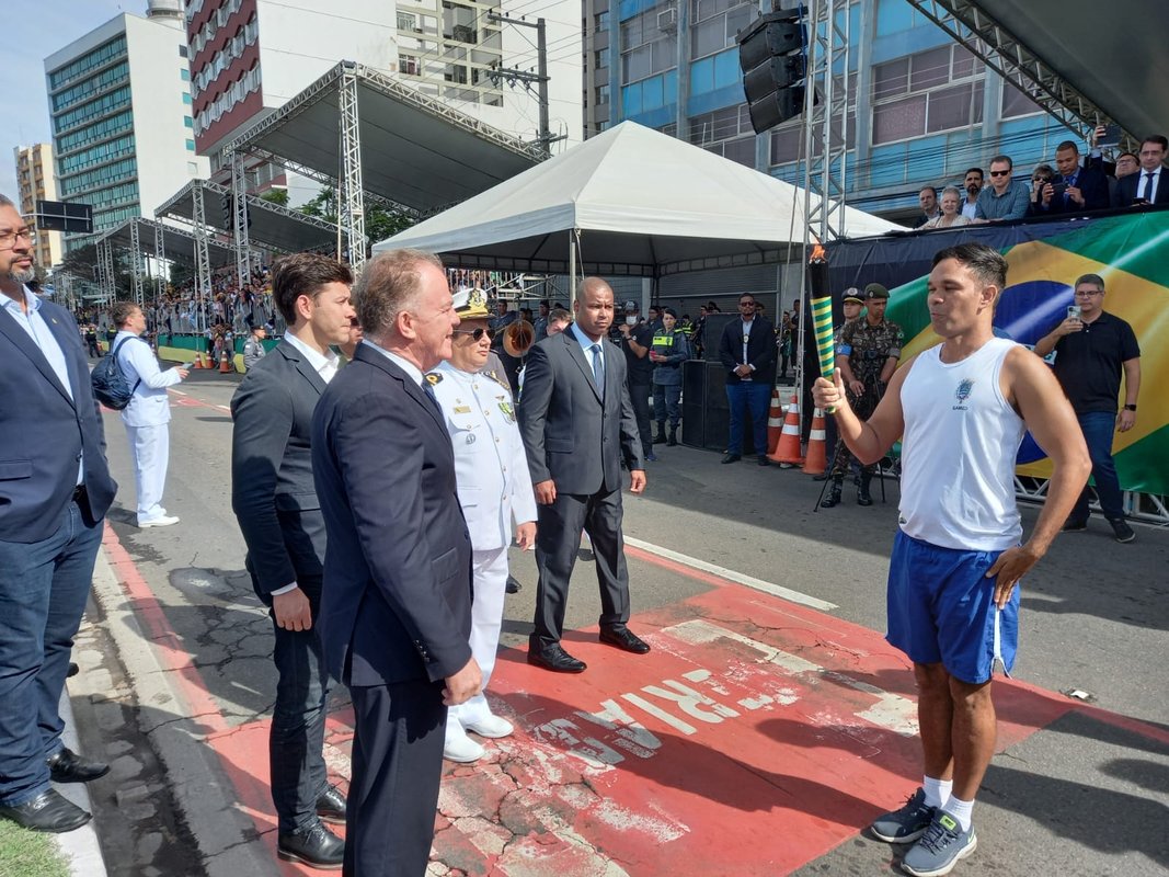Ovacionado no 7 de Setembro, Renato Casagrande anuncia os presentes do Governo para o aniversário de Vitória