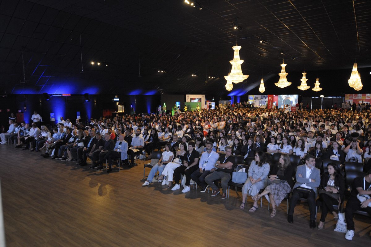 Estudantes se reúnem no 'II Fórum Educacional de Potencialidades do Amanhã' para aprender sobre carreiras e tendências para o futuro