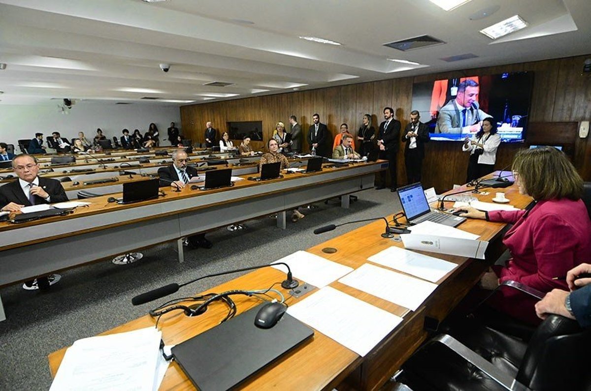 Projeto de Lei de senador capixaba aumenta para até 10 anos punição para menores acusados de crimes violentos