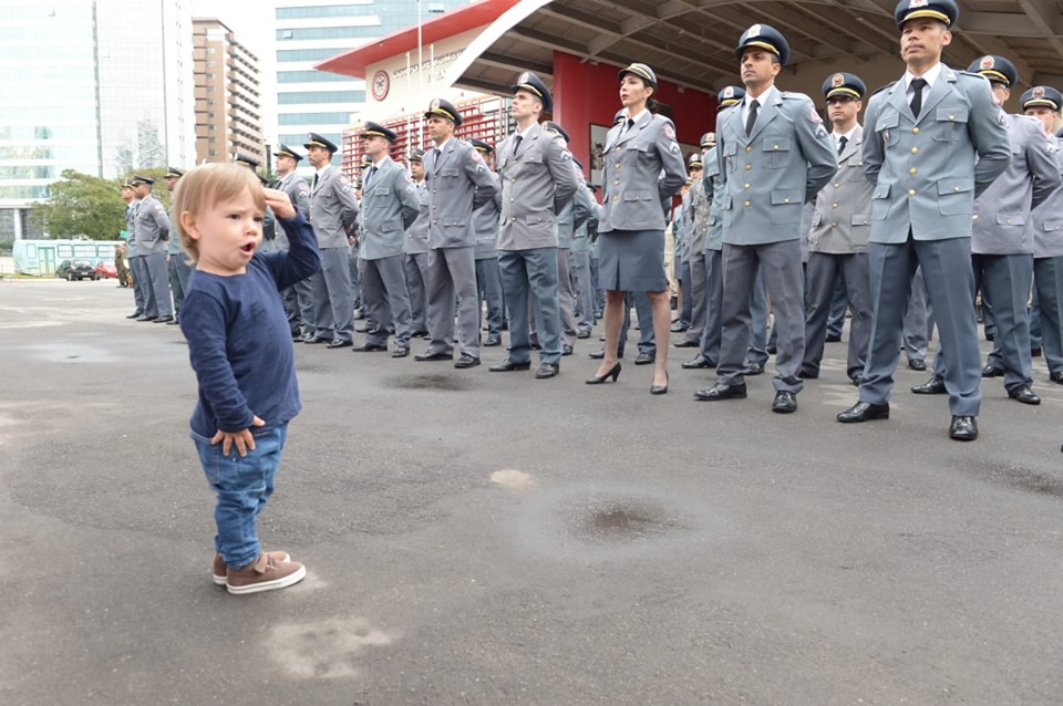 Menino rouba a cena em formatura dos 94 nossos sargentos do Corpo de Bombeiros no Espírito Santo