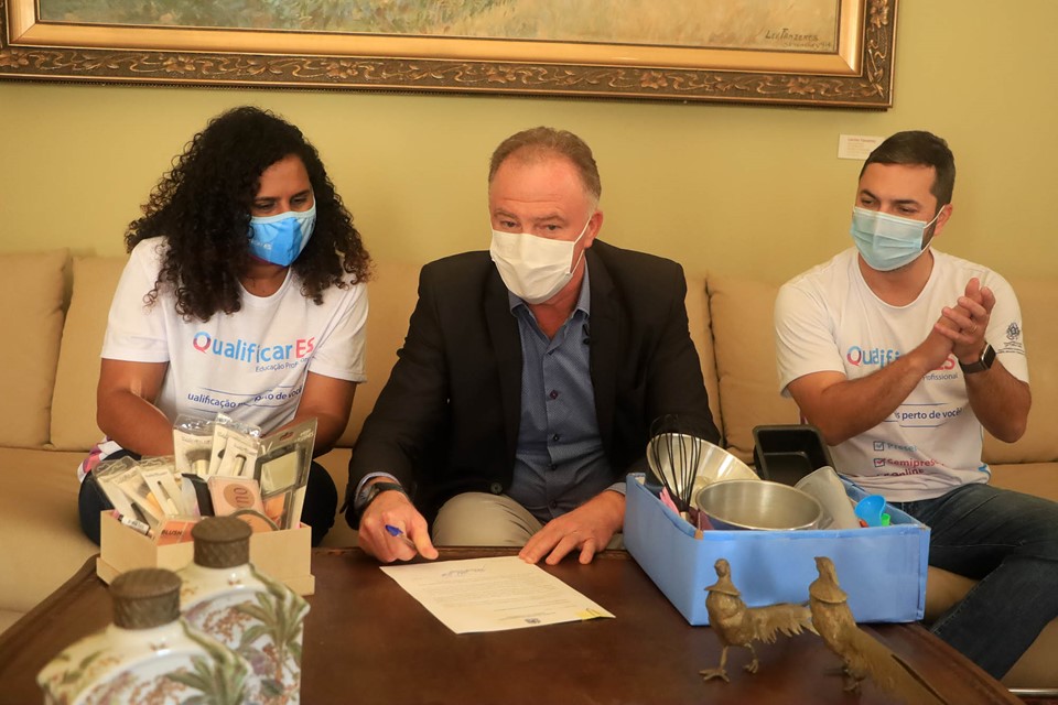 AÇÃO DO ESTADO PRESENTE: Casagrande anuncia abertura de mais 111 mil vagas em cursos para jovens aprender profissão no Espírito Santo