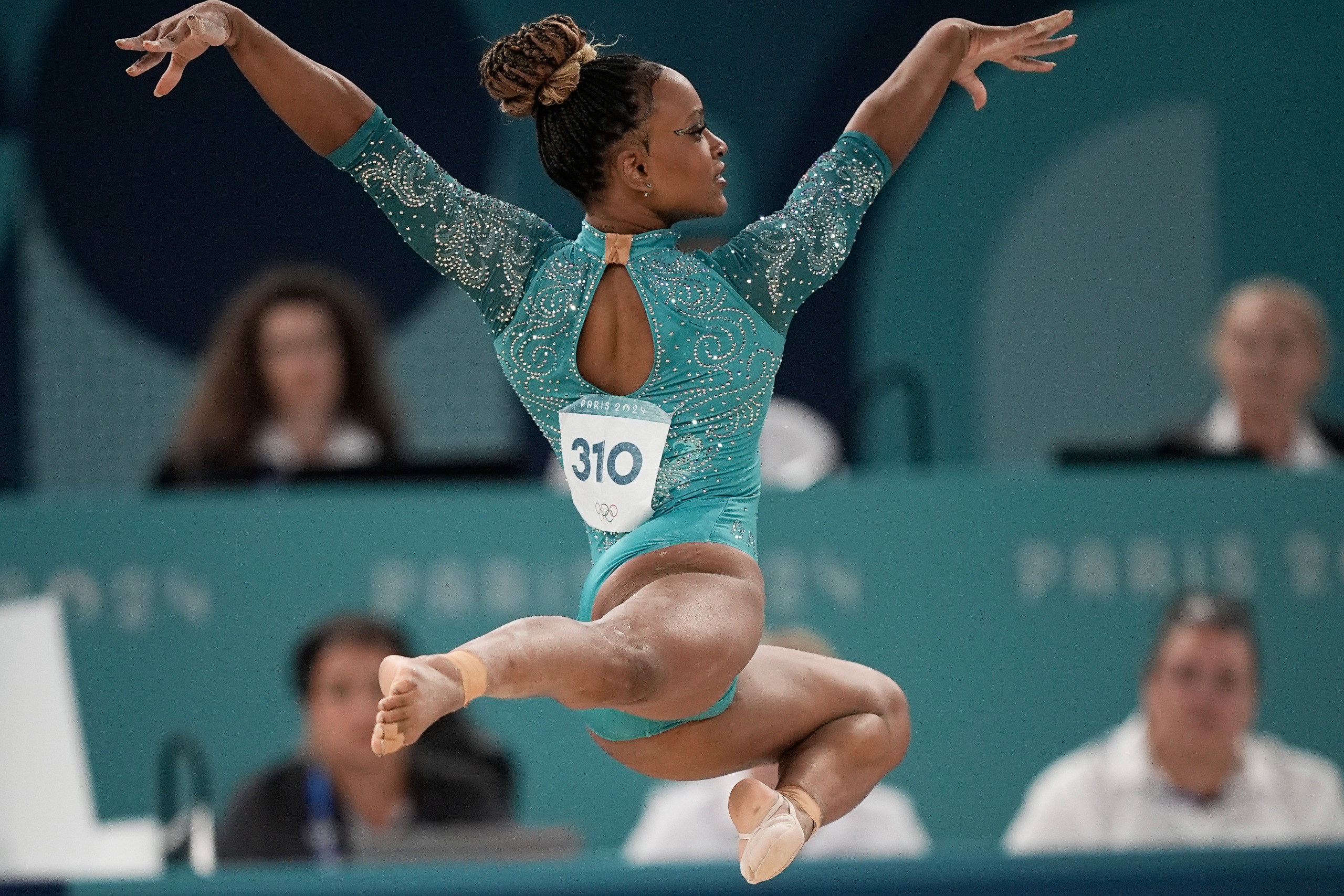 Na ‘última dança’, Rebeca Andrade deixa Simone Bile para trás, é ouro no solo e se torna maior medalhista olímpica da história do Brasil
