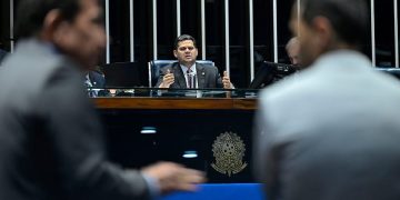 Congresso derruba tarifaço de Lula, mas aumenta elevação do número de deputados federais