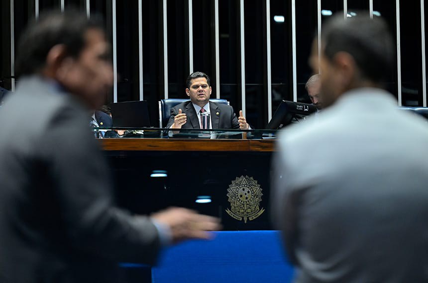 Congresso derruba tarifaço de Lula, mas aumenta elevação do número de deputados federais