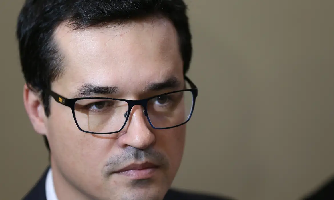 Justiça manda Deltan Dallagnol pagar R$ 135 mil ao presidente Lula por caso do PowerPoint