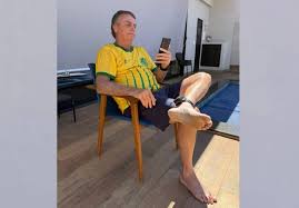 Moraes diz que Bolsonaro ignora e desrespeita o Supremo; defesa afirma que foi surpreendida com prisão domiciliar e vai recorrer