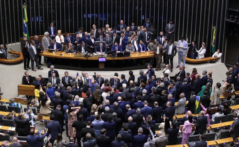 Motta acaba com motim bolsonarista e retoma cadeira na Câmara dos Deputados: ‘País deve estar em primeiro lugar e não projetos pessoais’