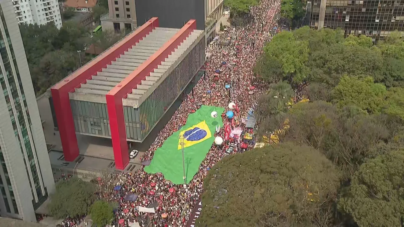 Brasileiros vão às ruas contra anistia aos atos golpistas e a PEC da Bandidagem