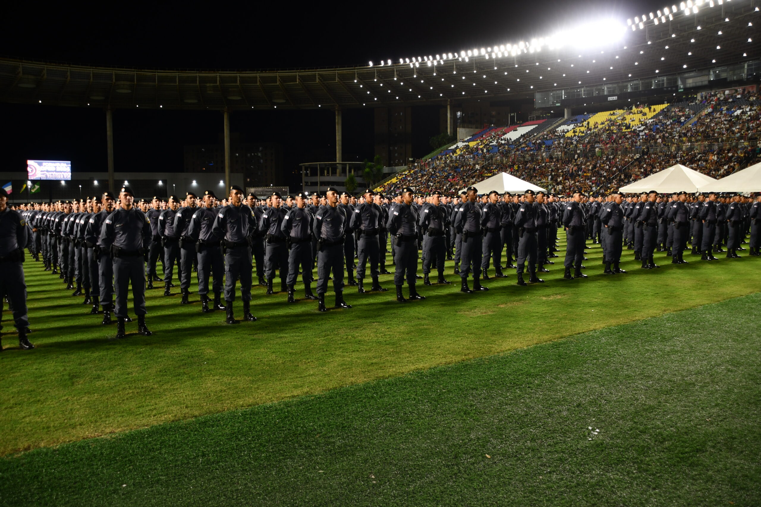 ‘Vocês são os guardiões da paz, os símbolos da lei e os defensores da sociedade capixaba’, afirma comandante Caus aos 915 novos soldados