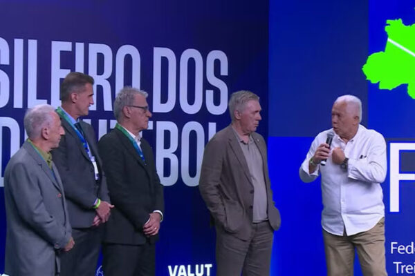 Deselegantes, invejosos e xenófobos, Leão e Oswaldo de Oliveira detonam técnicos estrangeiros diante de Ancelotti