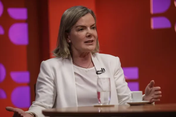 Governo é contra equiparar facções ao terrorismo, diz ministra Gleisi Hoffmann 