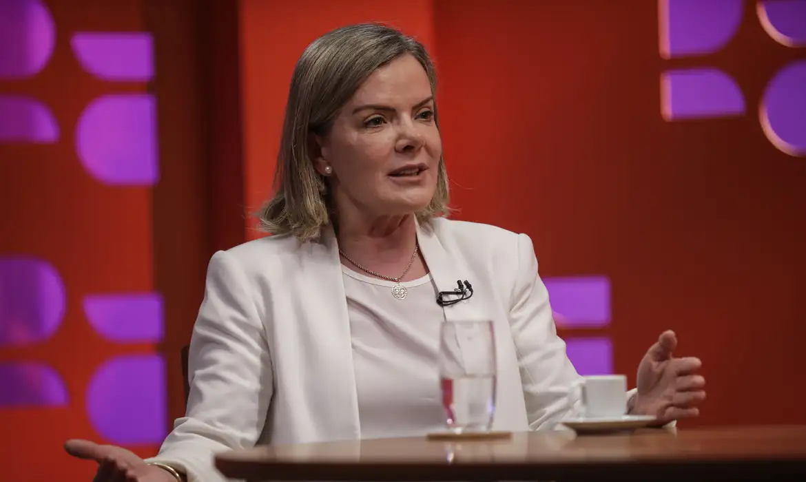 Governo é contra equiparar facções ao terrorismo, diz ministra Gleisi Hoffmann 