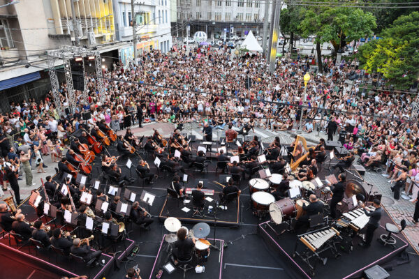 Multidão se emociona com a reabertura do Theatro Carlos Gomes