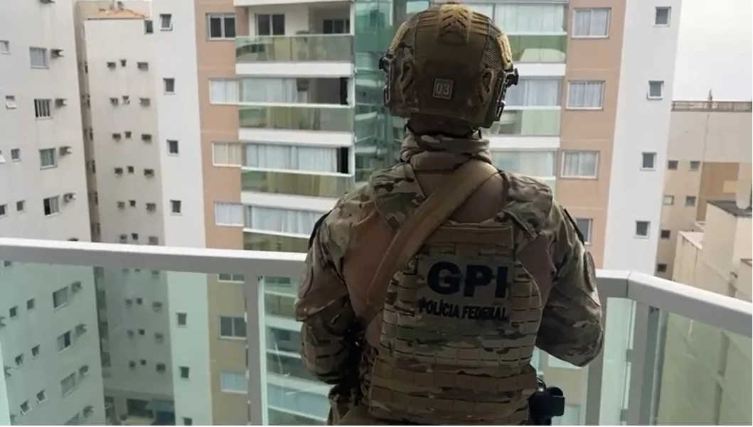 Oficiais Investigadores de Polícia do Departamento de Narcóticos acusados de devolver drogas apreendidas para traficantes