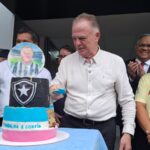 Casagrande ganha ‘Parabéns pra você’ na inauguração da nova sede da 1ª Delegacia Regional de Vitória