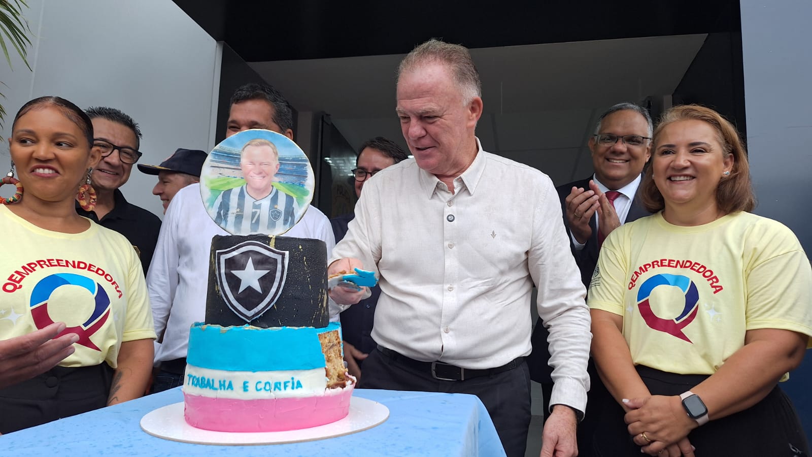 Casagrande ganha ‘Parabéns pra você’ na inauguração da nova sede da 1ª Delegacia Regional de Vitória