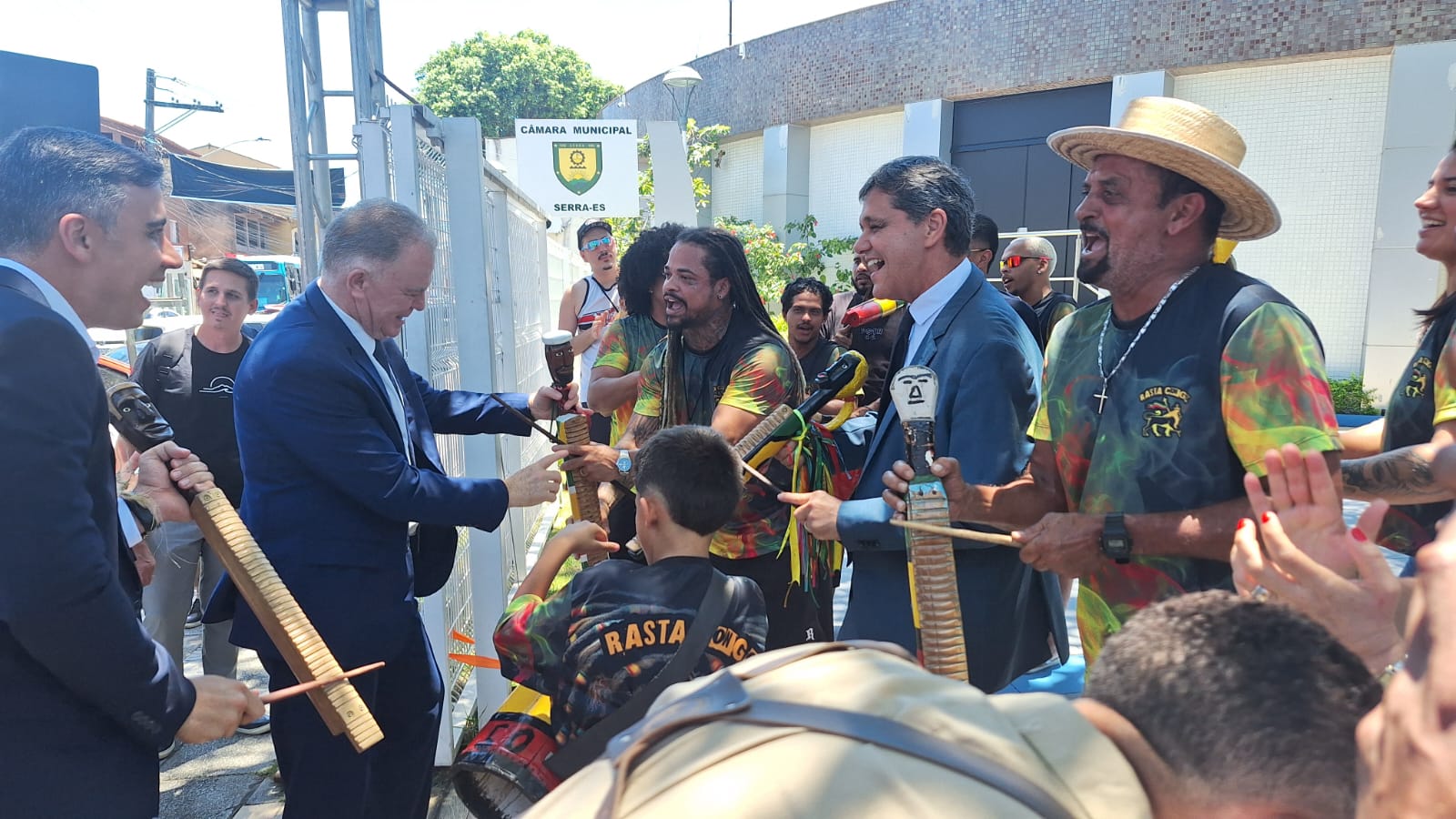 No embalo do congo, Casagrande anuncia mais investimentos de R$ 100 milhões em obras na Serra