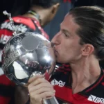 Após drama, Filipe Luís aceita proposta e renova com o Flamengo