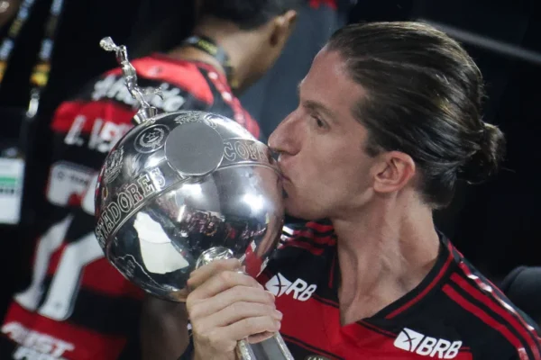 Após drama, Filipe Luís aceita proposta e renova com o Flamengo