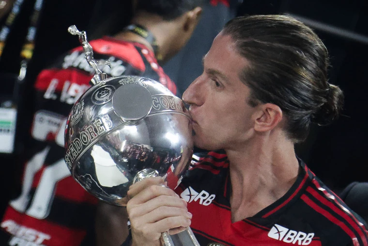 Após drama, Filipe Luís aceita proposta e renova com o Flamengo