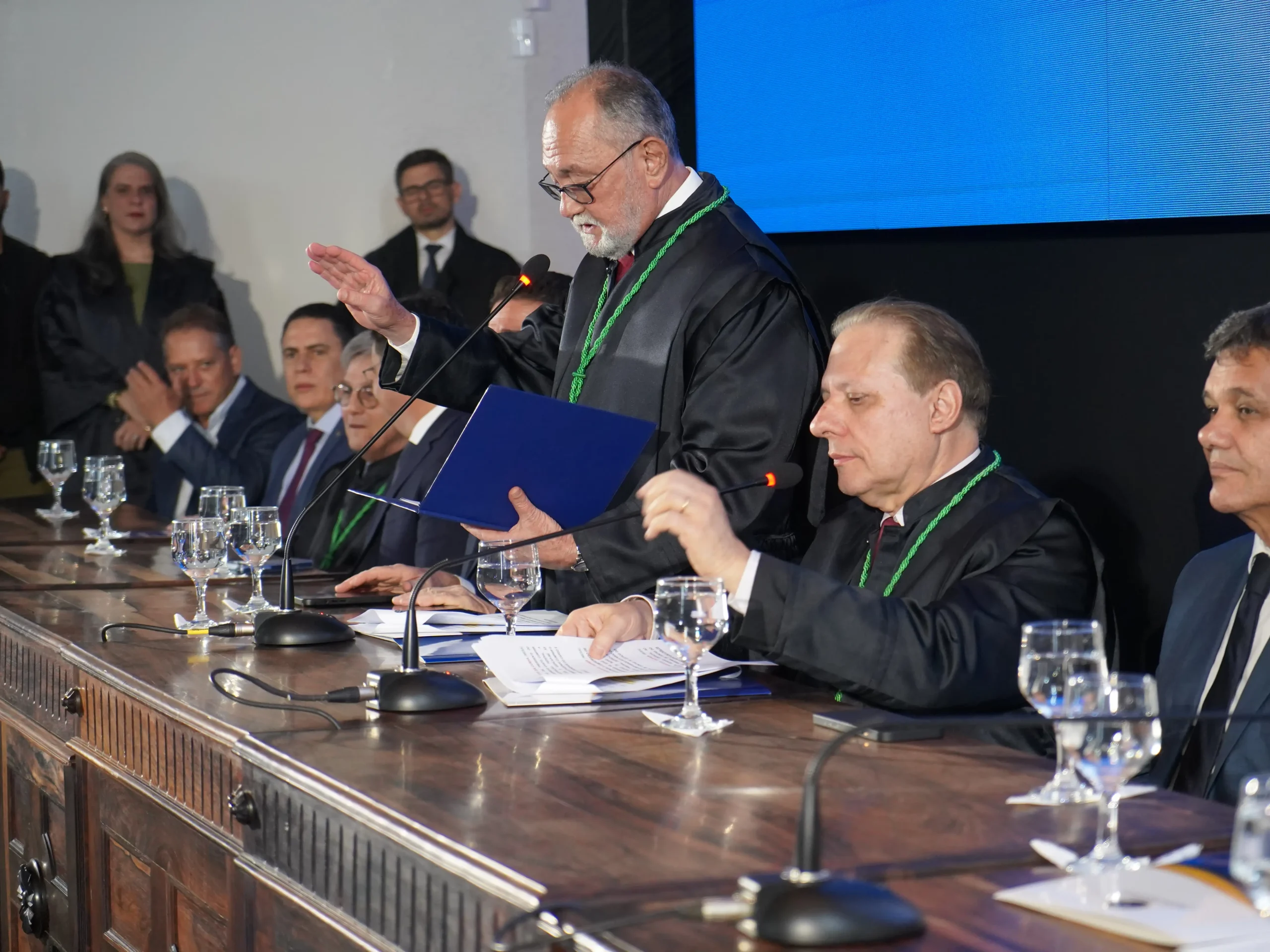 ‘Democracia só se sustenta com instituições fortes’, afirma novo presidente do Tribunal de Contas do Estado