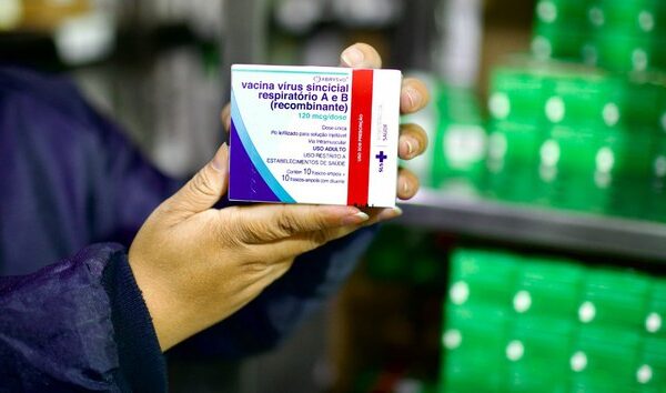 Estado recebe lote da vacina contra o vírus sincicial respiratório para proteger recém-nascidos