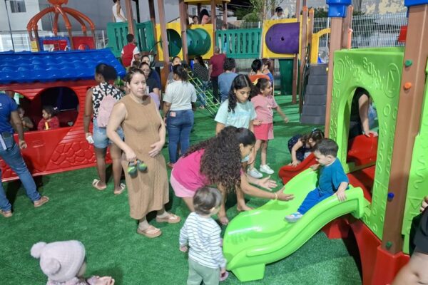 Governo capixaba instala playgrounds em praças para incentivar interação de crianças