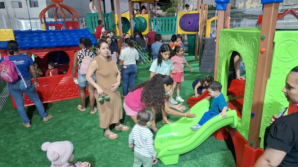 Governo capixaba instala playgrounds em praças para incentivar interação de crianças