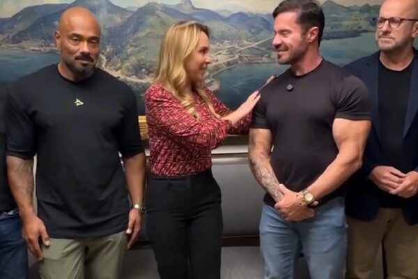 Vice-prefeita de Vitória recebe em seu gabinete influenciador fitness que se tornou réu por tráfico de drogas e lavagem de dinheiro