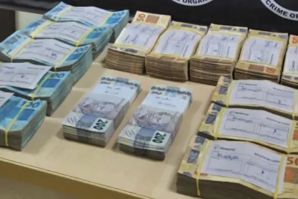 Mulher de traficante presa com R$ 220 mil em dinheiro ao sair de banco em Vila Velha