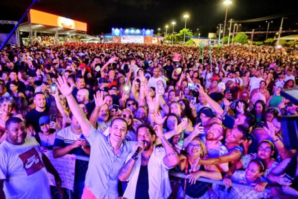 Chamado de ‘governador’, Pazolini é vaiado em show pago pela Prefeitura de Vitória  