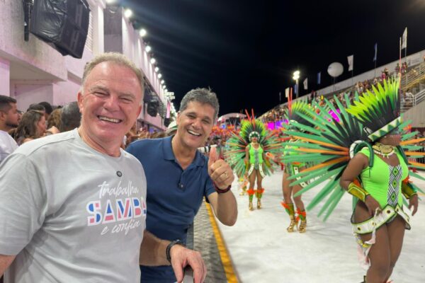 Casagrande e Ricardo são ‘tietados’ no Sambão e povo grita ‘Fora, Pazolini’