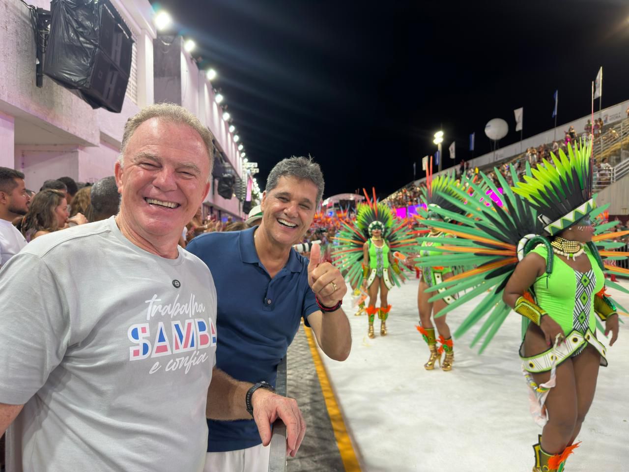 Casagrande e Ricardo são ‘tietados’ no Sambão e povo grita ‘Fora, Pazolini’