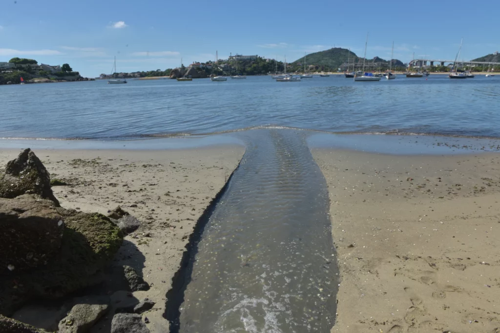 Mancha escura em praia capixaba é causada pela Prefeitura de Vitória