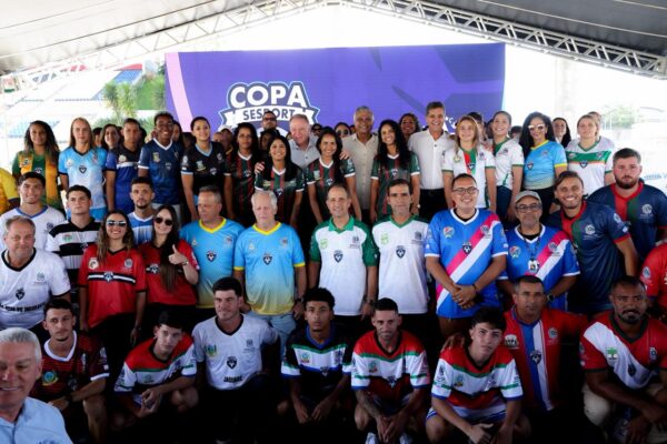 Casagrande e Ricardo Ferraço entregam uniformes aos 70 municípios que disputam a Copa Sesport