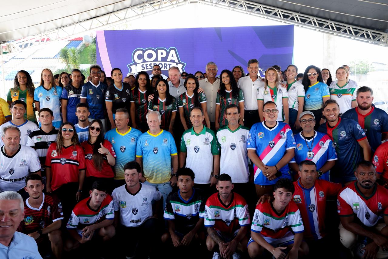 Casagrande e Ricardo Ferraço entregam uniformes aos 70 municípios que disputam a Copa Sesport