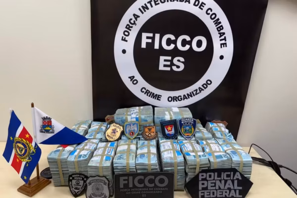 ‘Laranjas’ presos sacando R$ 2 milhões dentro de banco em Vitória entregaram lista da propina para a Polícia Federal