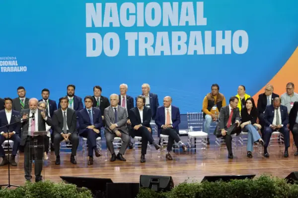Lula defende fim da escala 6×1 e propõe negociação entre patrões, empregados e governo
