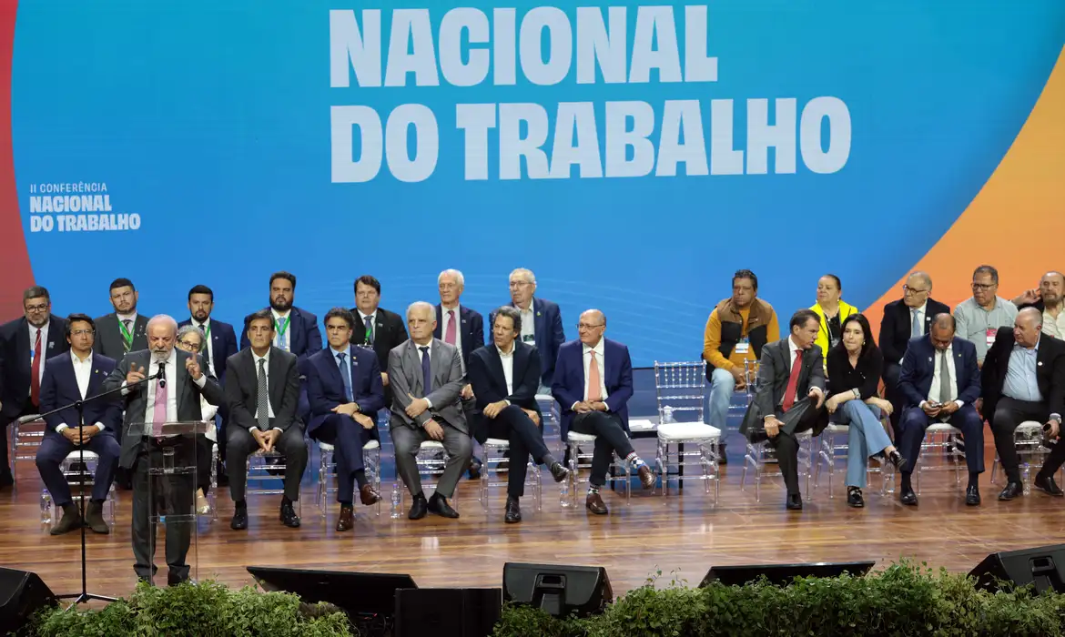 Lula defende fim da escala 6×1 e propõe negociação entre patrões, empregados e governo