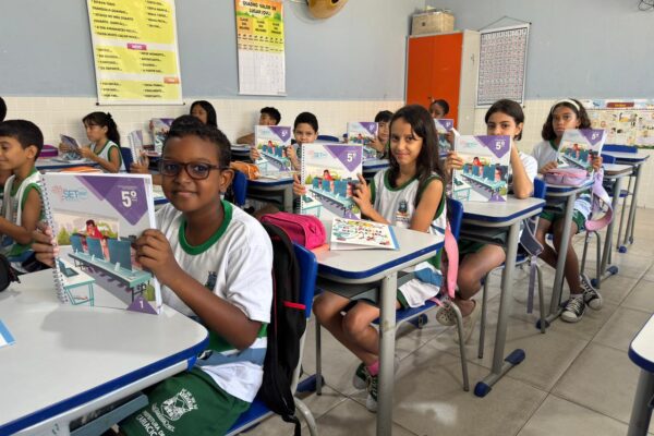 Alunos da rede municipal recebem material estruturado para fortalecer a aprendizagem em Cariacica