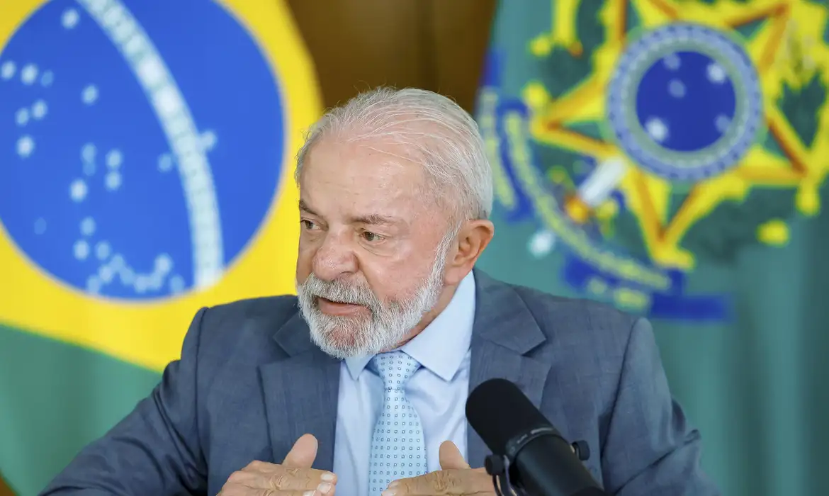 Lula assina decreto para contratação de 1.000 policiais federais