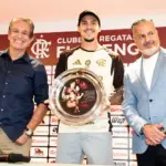 Pedro recebe homenagem e celebra marca de maior artilheiro do Flamengo no século XXI