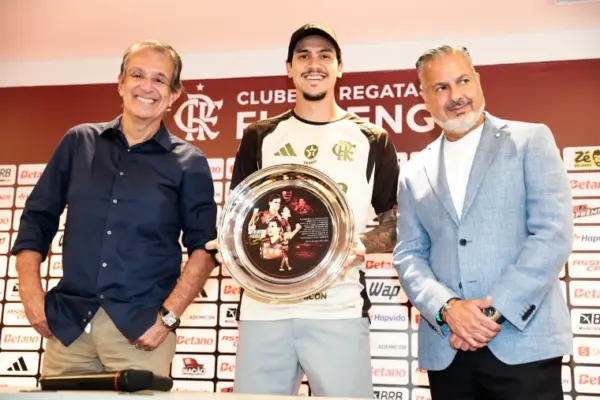 Pedro recebe homenagem e celebra marca de maior artilheiro do Flamengo no século XXI
