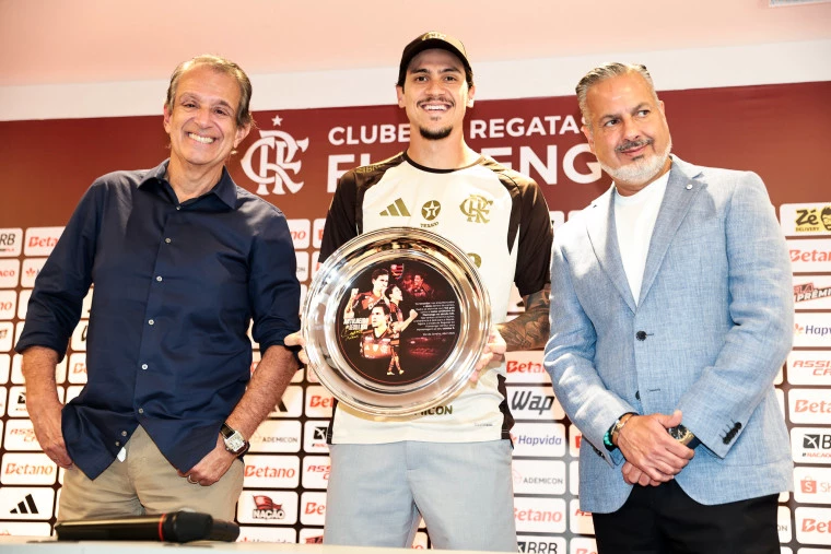 Pedro recebe homenagem e celebra marca de maior artilheiro do Flamengo no século XXI