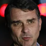 Flávio Bolsonaro admite que pediu milhões a Vorcaro para filme do pai, que está preso